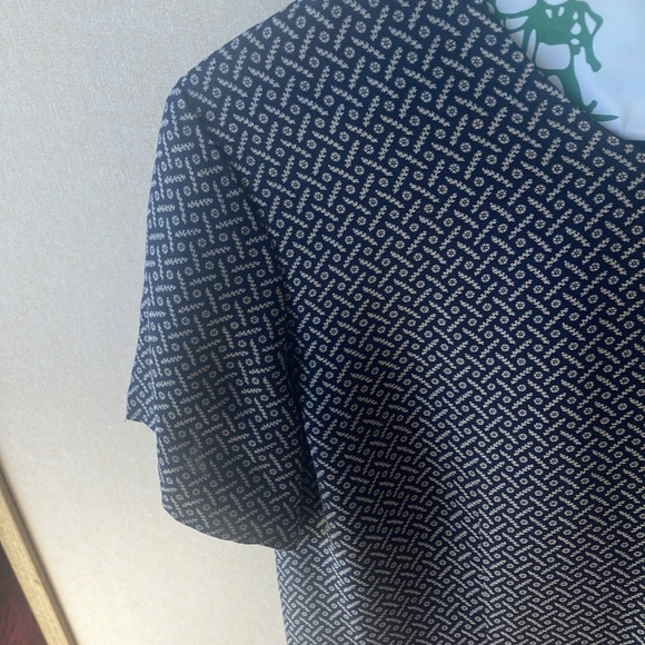 FINAL MARKDOWN Talbots silk back button Black Patterned Top 8 petite - Picture 2 of 4